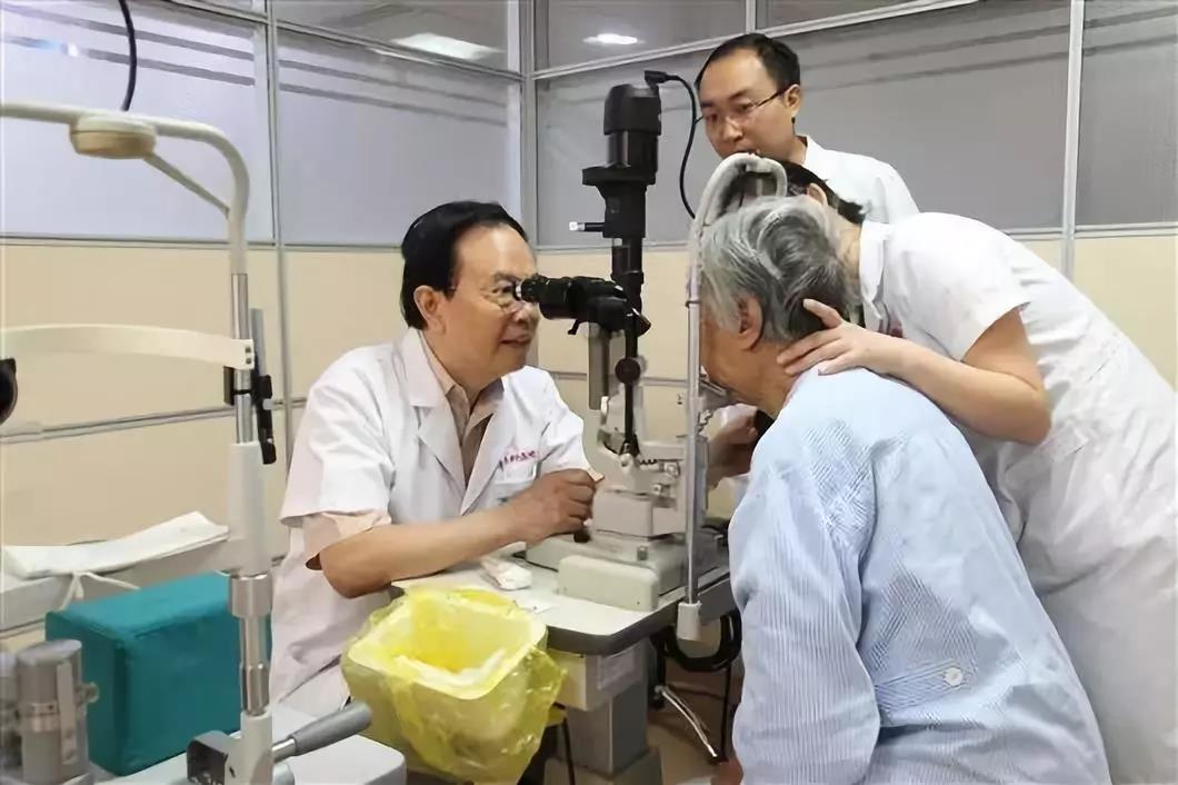 谢立信为患者实施手术2.jpg