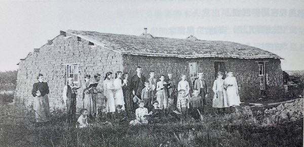 得克萨斯-俄克拉荷马狭长地带的草皮校舍,1889年.jpg 得克萨斯-俄克拉荷马狭长地带的草皮校舍,1889年.jpg