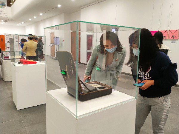展览现场，观众正在观看展品。.jpg