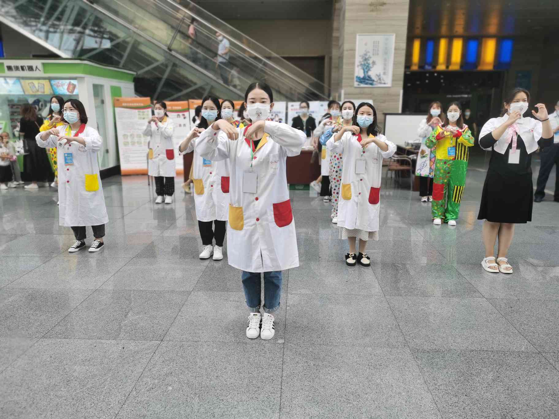 “咳嗽礼仪”舞蹈。摄影 李清波.jpg