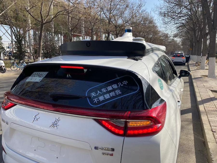 等待接驾的自动驾驶出租车.jpg