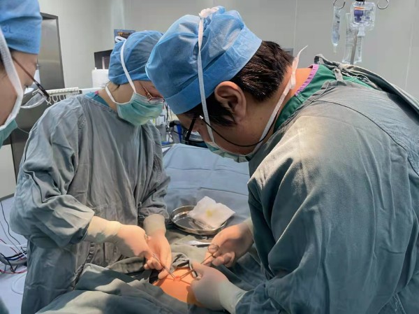 孙大为(右)、任常(左)进行脐部切口.jpg 孙大为(右)、任常(左)进行脐部切口.jpg