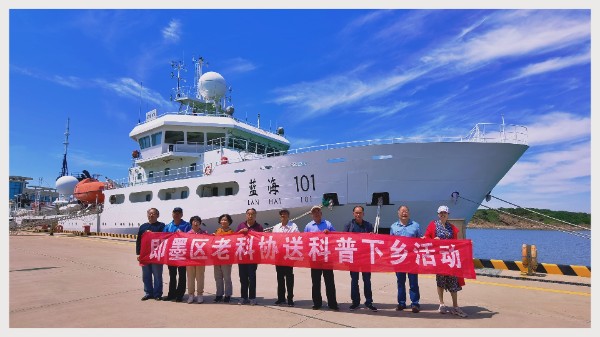 即墨区老科技工作者参观国家深海基地科普馆.jpg