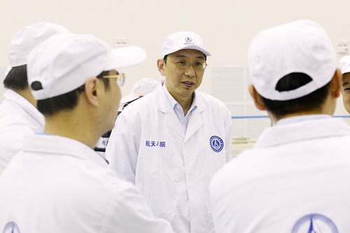 张崇峰在基地现场.JPG