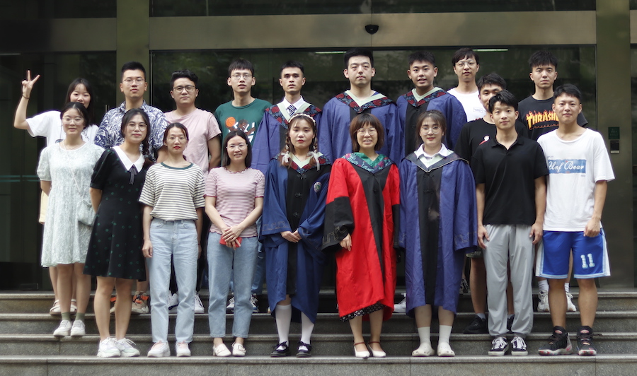 高泽霞与学生.jpg